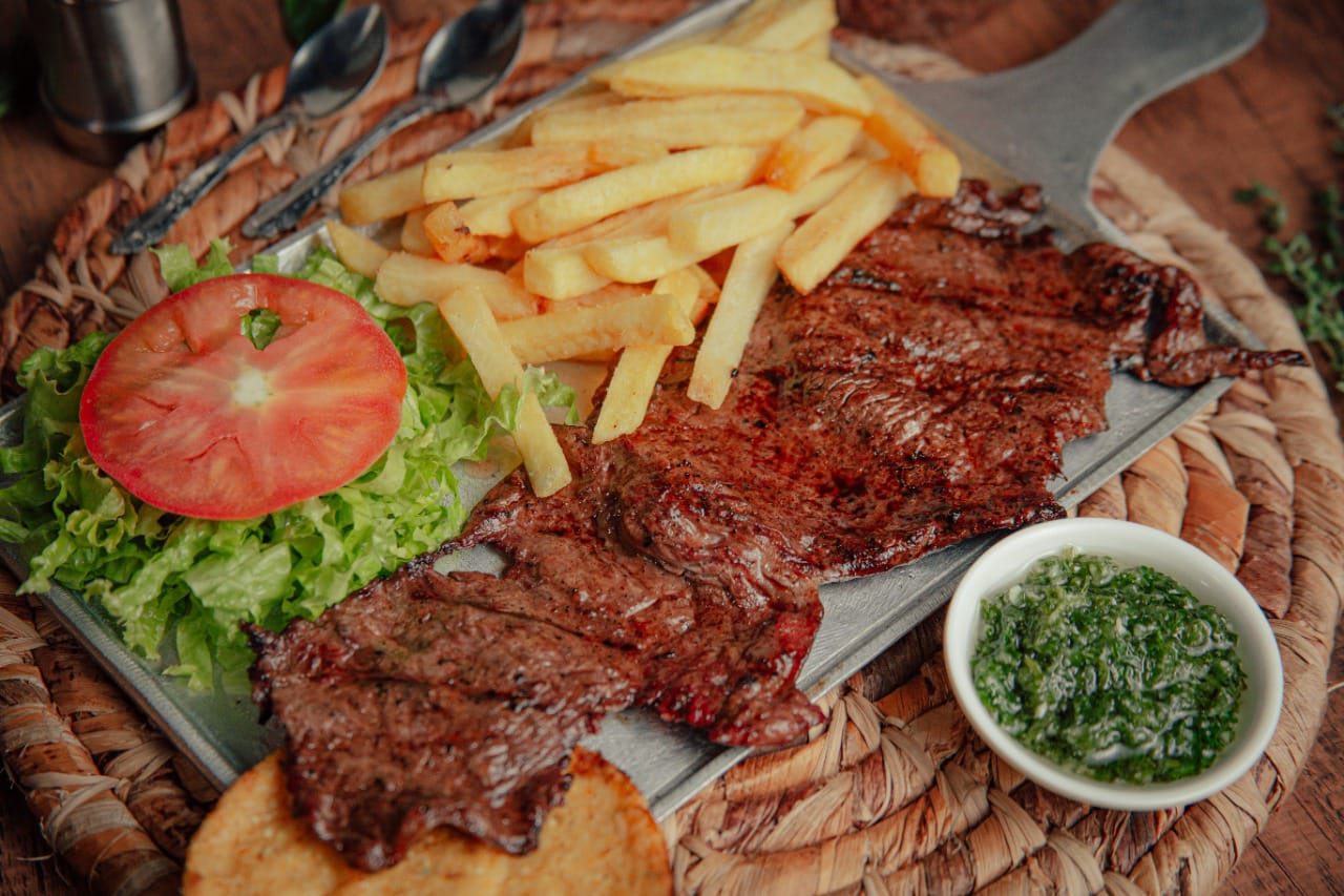 Carne a la brasa con papas, chimichurri y ensalada fresca