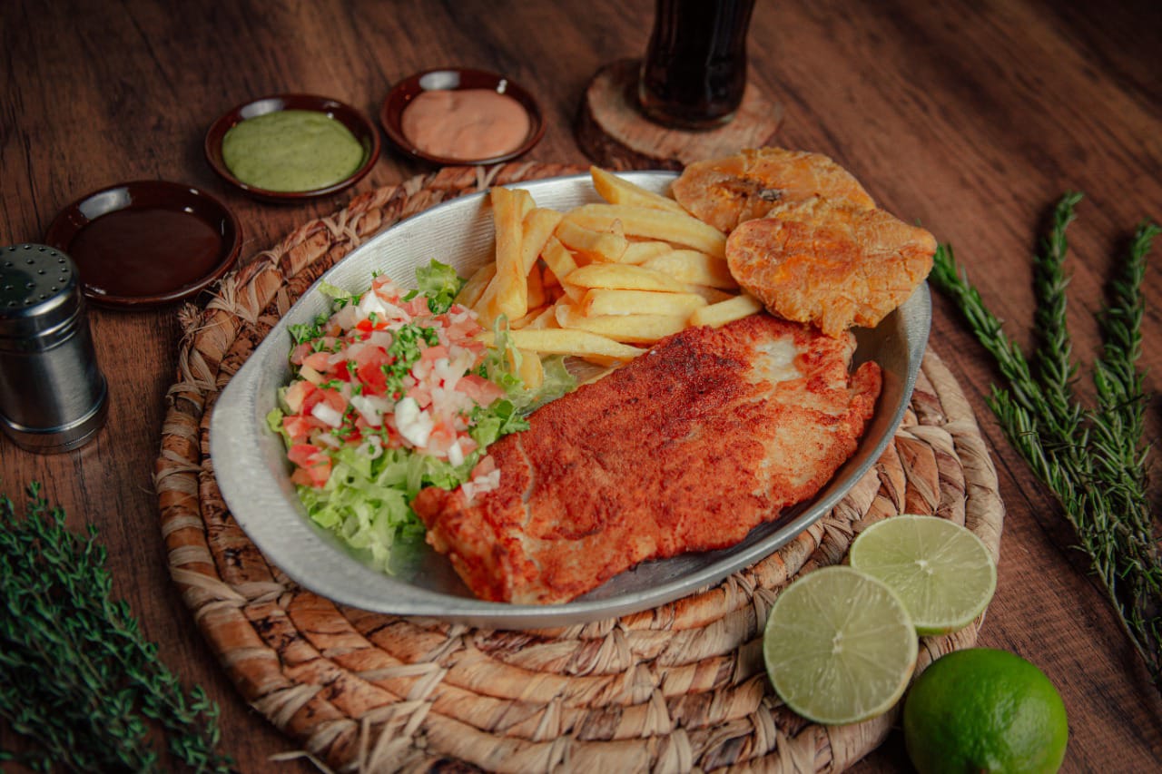 Filete de pescado apanado con papas y patacón